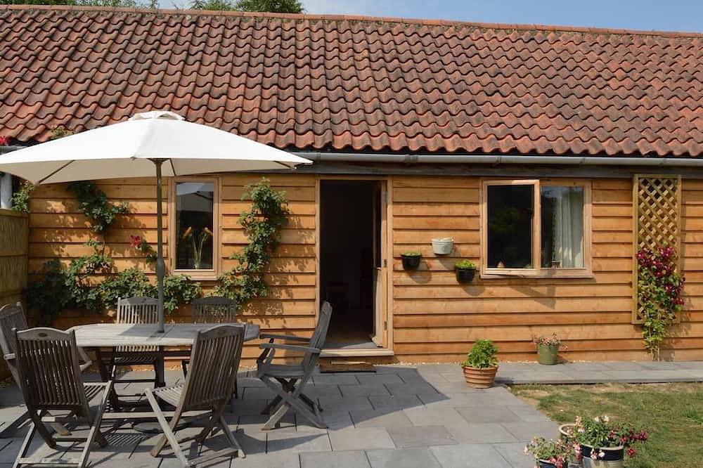 Cotenham long barn with hot tub in Woodbastwick, The Broads