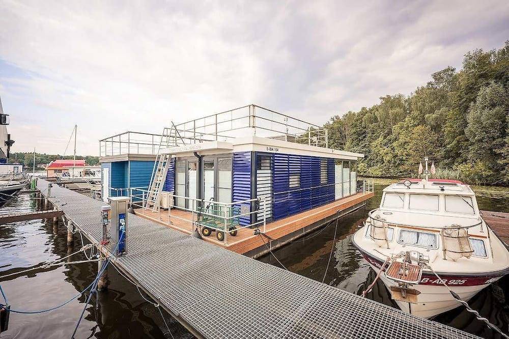 Floatinghouse Nike: Seeblick, Terrasse & Natur-Auszeit auf dem Wasser in Hennigsdorf, Ruppiner Seenland