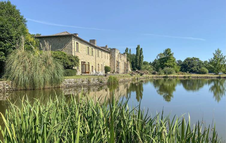 Location de vacances pour 11 personnes, avec Terrasse ainsi que Jardin et Vue à Chiché (Deux-Sèvres)