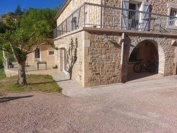Gîte pour 6 personnes, avec terrasse et vue à Saint-Rome-de-Cernon