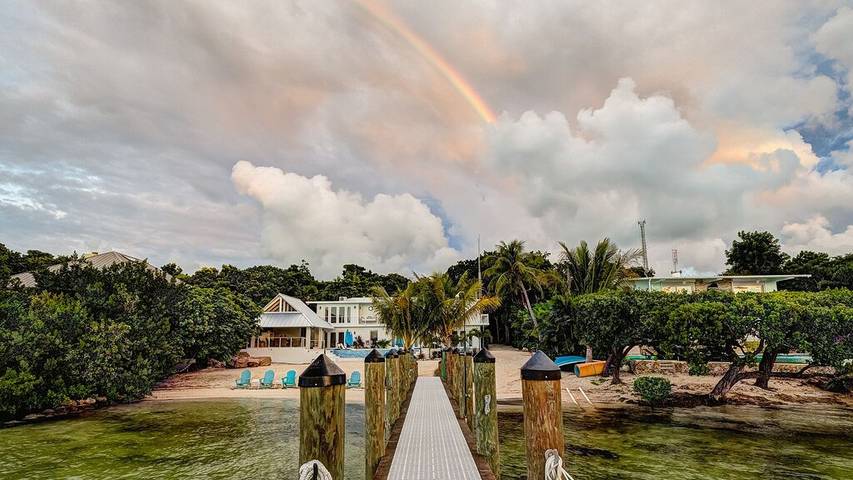 Vacation house for 10 people, with yard and hot tub, with pets in Florida Keys