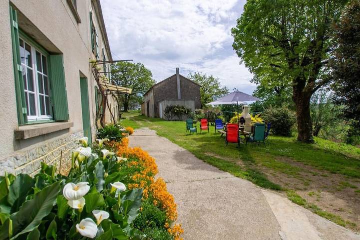 Gîte pour 11 personnes, avec jacuzzi et jardin à Paulin