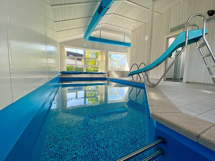 Ferienhaus für 12 Personen, mit Pool und Sauna sowie Whirlpool und Garten, mit Haustier an der Ostsee