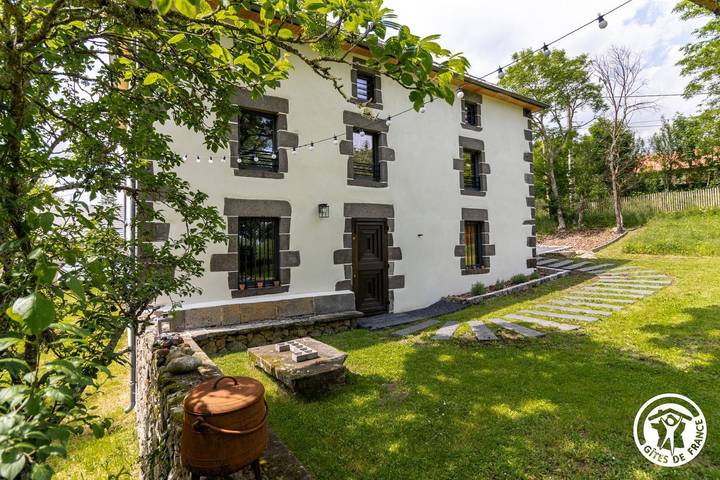 Gîte pour 10 personnes, avec terrasse ainsi que sauna et jardin, animaux acceptés à Loubeyrat