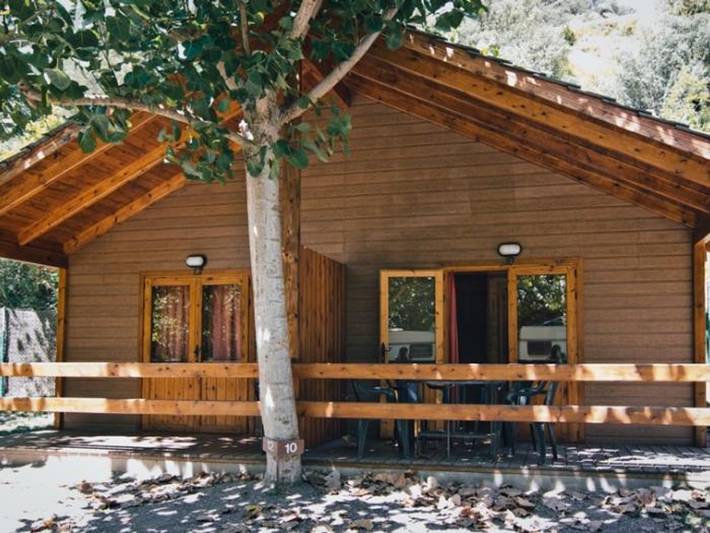 Bungalow para 4 personas, con piscina y jardín en Pirineos