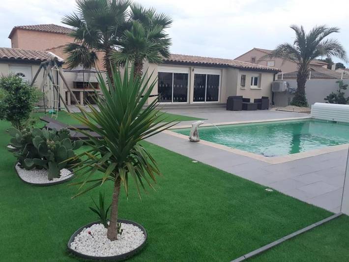 Villa pour 4 personnes, avec piscine ainsi que terrasse et jardin