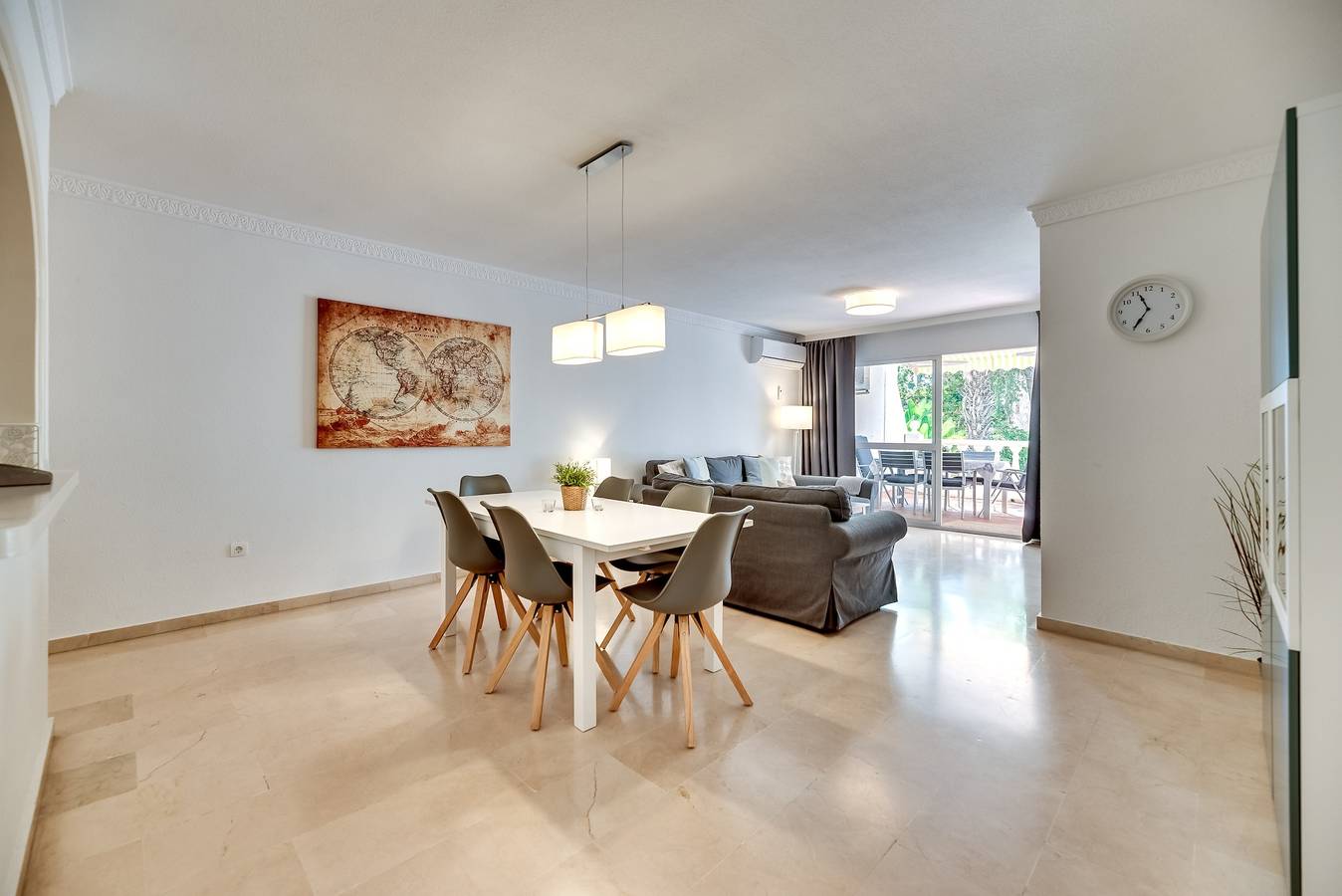 Apartamento entero, Apartamento "Ground floor Marbella on the beach" con piscina, jardín y Wi-Fi in Marbella Este, Marbella