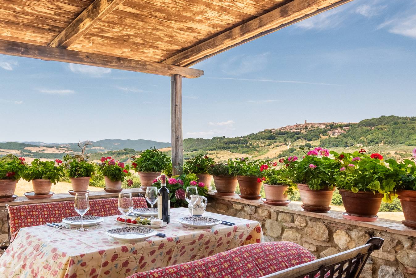 Entire apartment, Apartment 'Casa Rurale Panoramica' with Mountain View, Shared Pool and Wi-Fi in Radicondoli, Siena Province