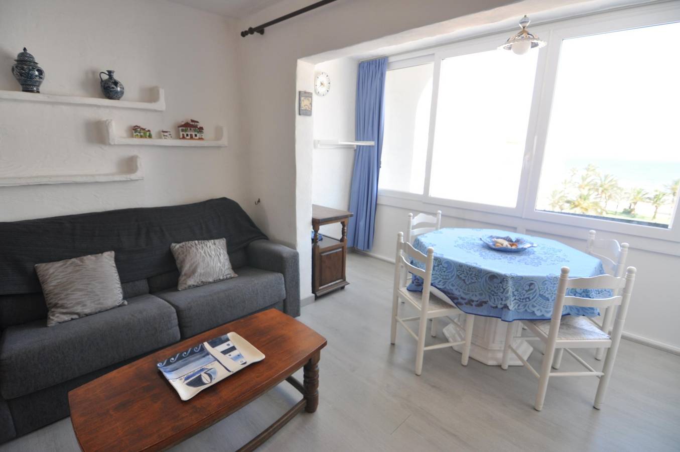 Entire apartment, Cozy studio in Roses, Costa Brava! Ideal for 3 people, 100 m from the beach, with sea views and amenities. in Santa Margarida, Roses