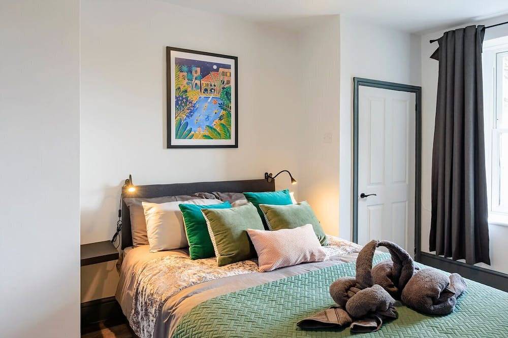 Large seafront apartment with balcony, parking and sea views in Aberystwyth, Cardigan Bay