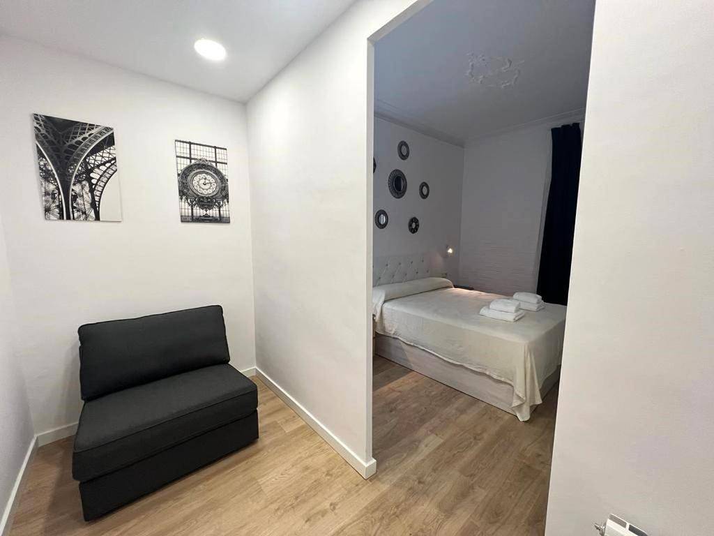 Economy Quadruple Room with Shared Bathroom in Centro Barcelona, Barcelona