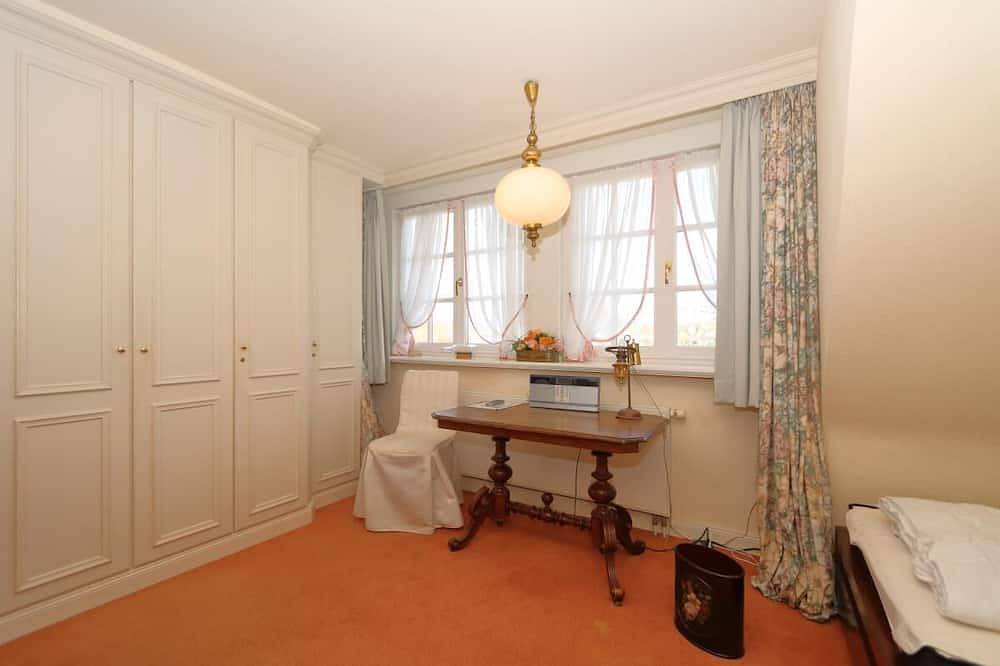 Tondernhüs<br>Hausteil unter Reet, ruhig gelegen.<br>Lage:<br>Ruhige Lage im Süden von Keitum in der Nähe des bekannten Hotels Benen-Diken-Hof.<br><br>Größe:<br>Ca. 120 m². Für 5 Personen eingerichtet.<br>Ausstattung:<br>Erdgeschoss: Großes Wohnzimme in Keitum, Sylt (Gemeinde)