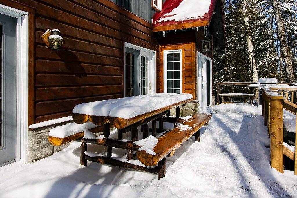 \"Dingle Run Lodge\" at Sir Sam's (hot tub/sauna) in Algonquin Provincial Park