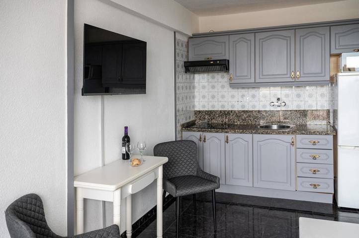 Hel lejlighed, Vacation Apartment 'Juanvi's Corner' with Sea View, Shared Pool and Wi-Fi in San Eugenio Alto, Adeje