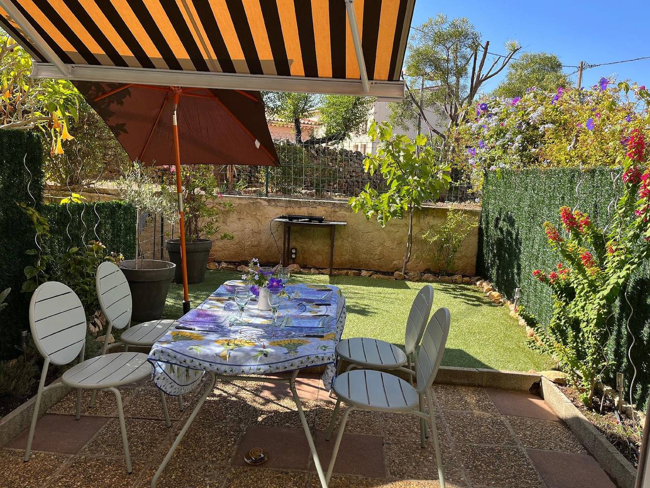 Geheel vakantieappartement, 4 p flat with garden, plancha and terrace in Bandol, Toulon regio