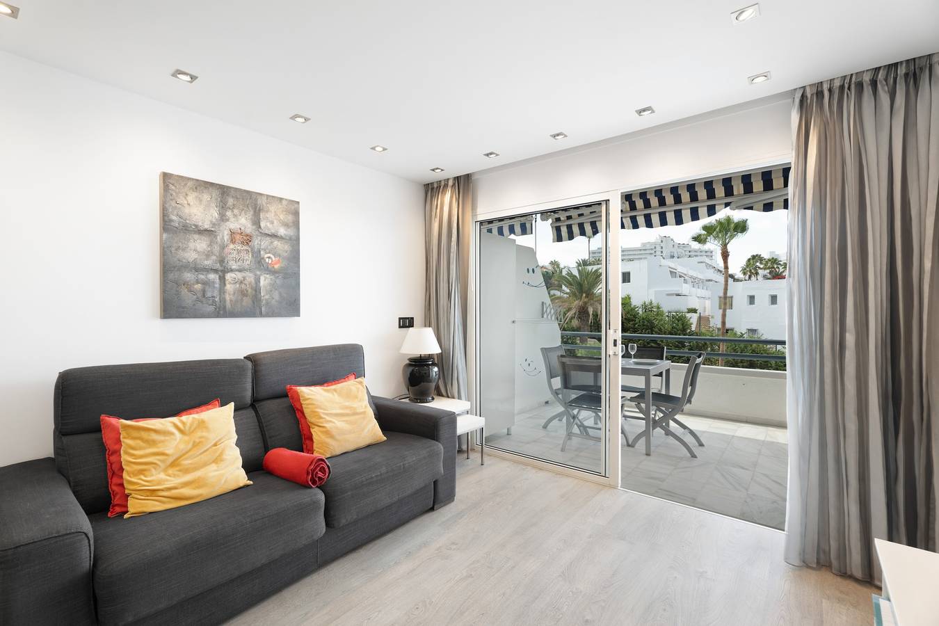 Entire apartment, Vacation Apartment 'Club Atlantis 159' with Shared Pool, Wi-Fi and Air Conditioning in Playa Puerto Colón, Adeje
