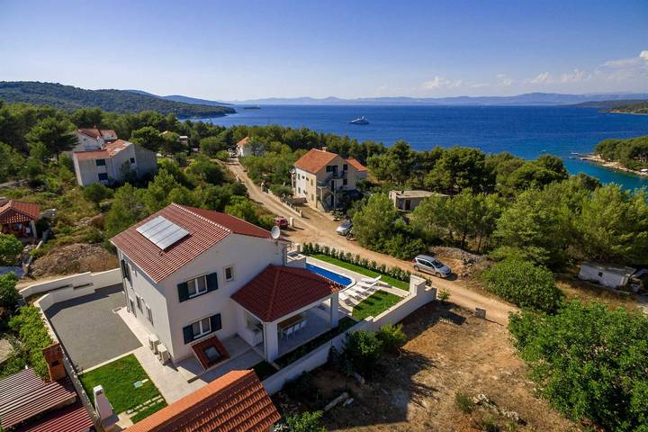 Villa pour 8 personnes, avec piscine et terrasse, animaux acceptés dans Brac - 3
