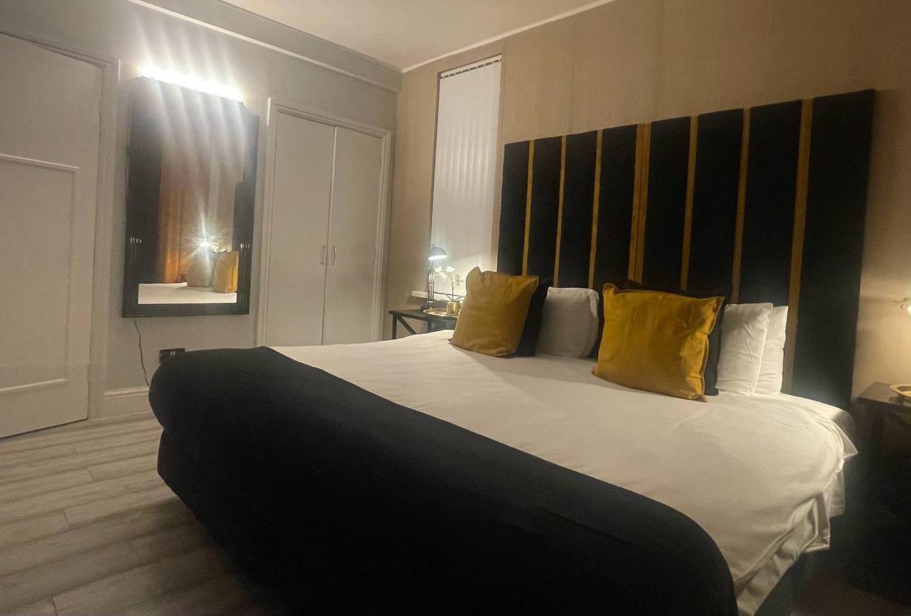 Ganze Ferienwohnung, 1 Bed Flat - Sleeps 2 - Jacuzzi - Parking - Wifi in Birmingham, Birmingham und Umgebung