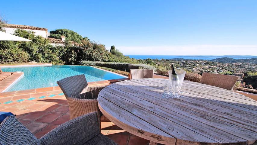Location de vacances pour 10 personnes, avec piscine et terrasse ainsi que vue et jardin dans Golf Bluegreen Sainte-Maxime - 4