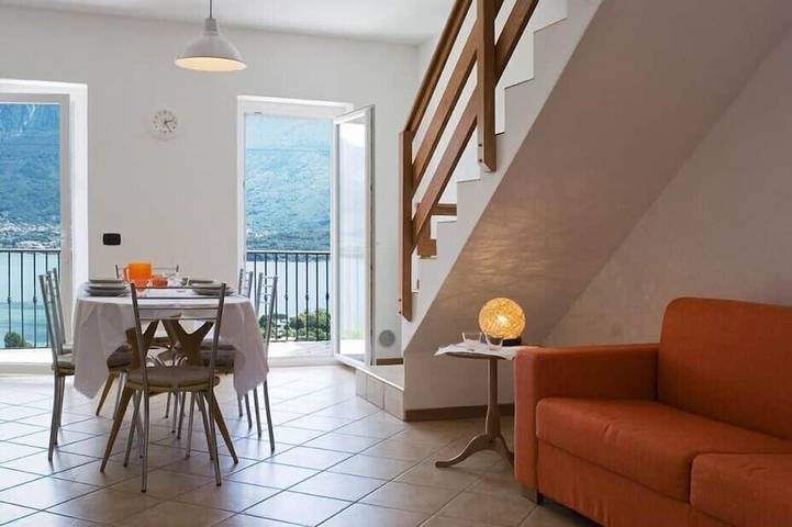 Ferienwohnung für 4 Personen, mit Garten und Pool sowie Balkon, mit Haustier