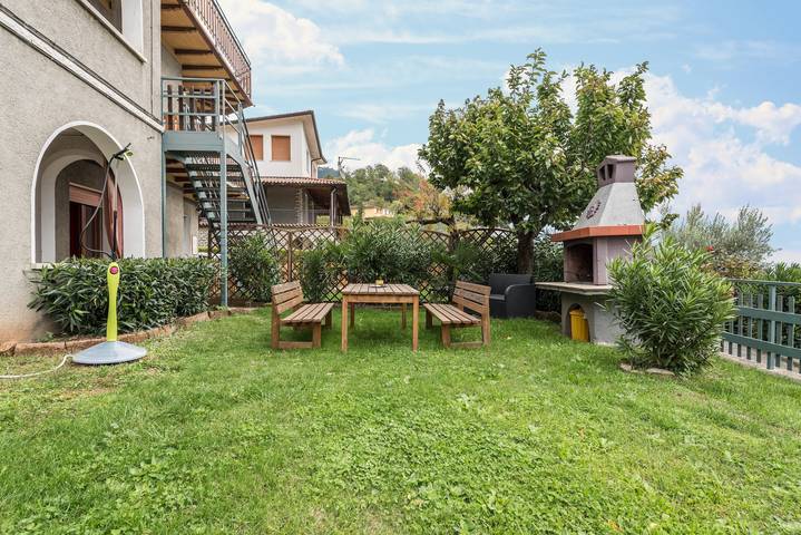 Apartamento inteiro, Apartamento Oleandro Casa Demonti com vista montanha, piscina, terraço e Wi-Fi in Tignale, Pré-Alpes de Garda