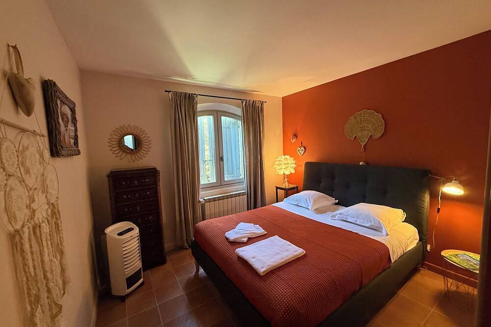 Warm summer Provencal villa, quiet, green, sunny, pisc/garden/jacu/petanque in Mouans-Sartoux, Cannes region