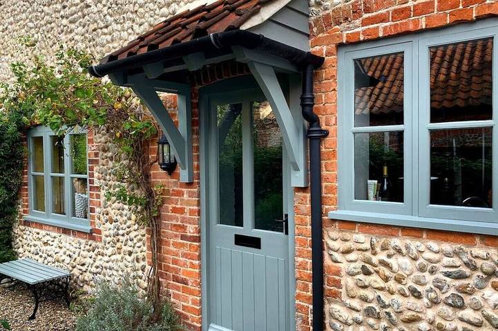 Cottage for 6 people, with garden, with pets in Holt