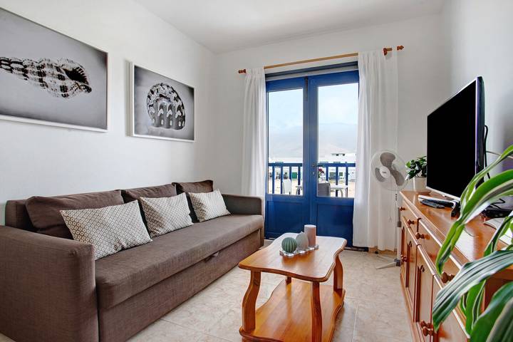 Ganze Wohnung, Geräumiges Haus "Casa el Pueblo" mit WLAN und Balkon; Parkplätze vorhanden, Haustiere erlaubt in Famara Beach, Teguise