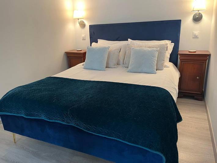 Location de vacances pour 3 personnes, avec Balcon et Terrasse ainsi que Jardin et Piscine à La Bastide-de-Bousignac