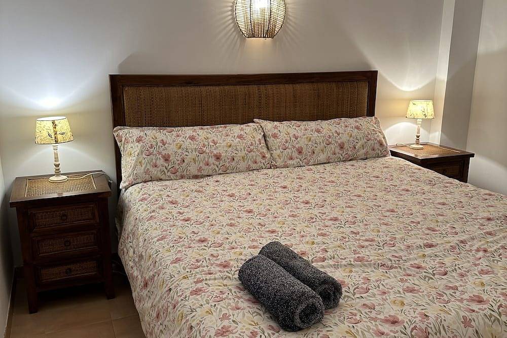 Apartamento entero, Bonito apartamento con vistas laterales al mar - Playa / peatones in Cala Millor, Son Servera