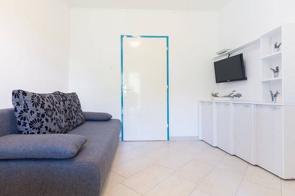 Appartamento intero, Appartamenti e camere Nikica, (14171), Baška, Croatia in Baška, Krk (Croazia)