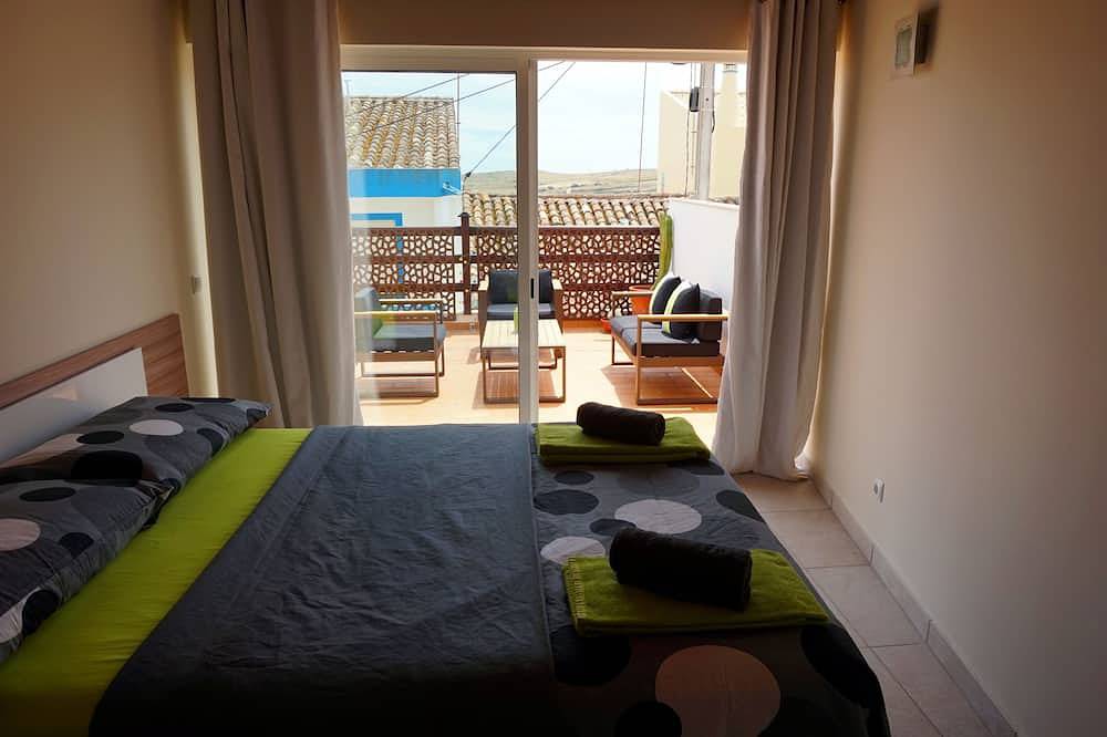 Encantadora casa de pueblo cerca de muchas playas. Gran terraza privada en la azotea. in Raposeira, Vila do Bispo