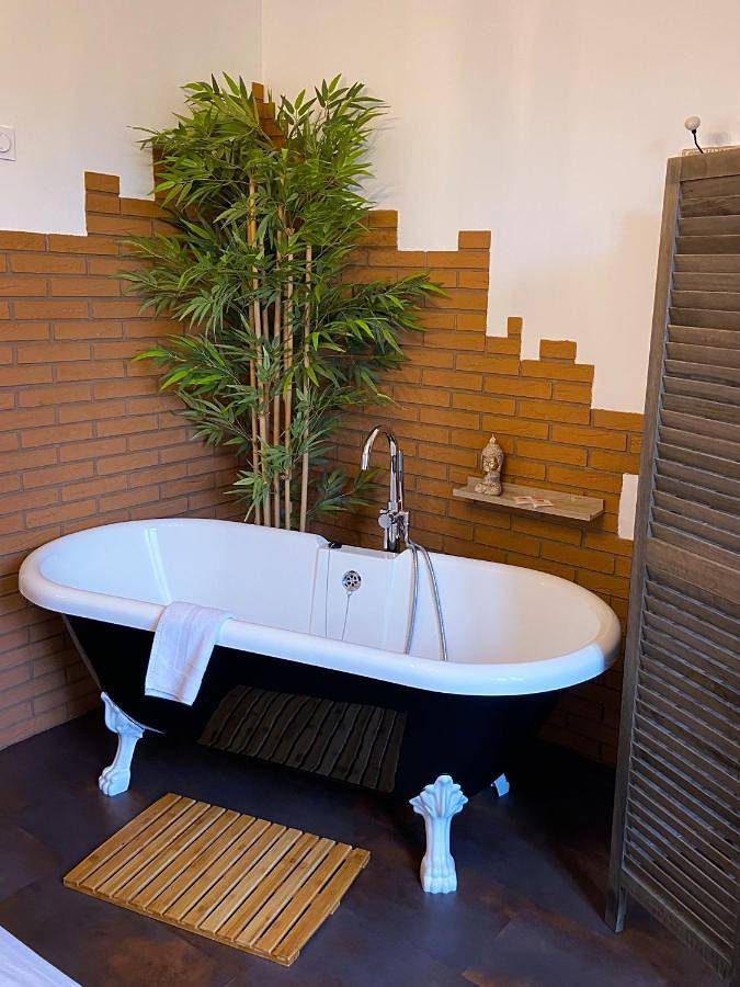 Quadruple Room with Shared Bathroom in Toulouse, Toulouse region