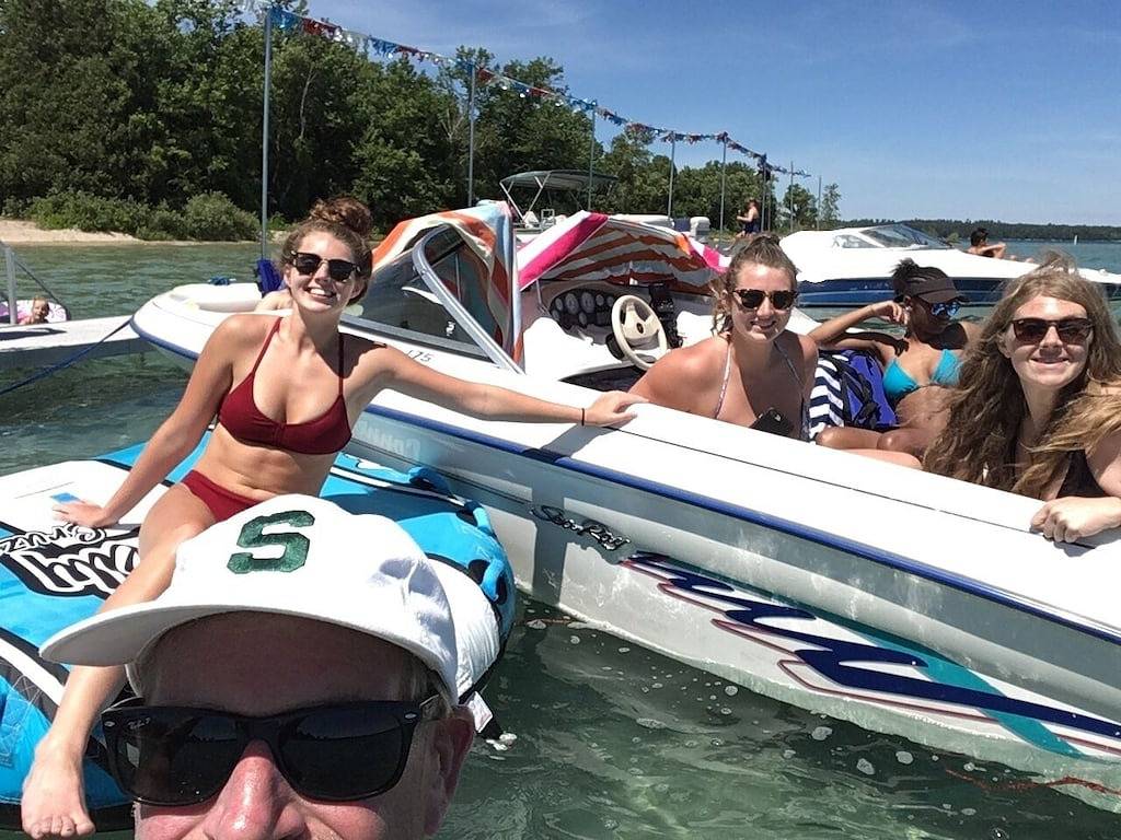 Gehen Sie zum Lake Cottage mit dem schönen Zugang zur Gold Coast von Higgins Lk in Higgins Lake