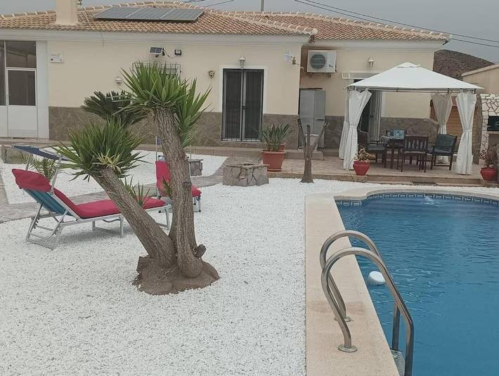 Ferienhaus für 6 Personen, mit Terrasse und Garten sowie Pool