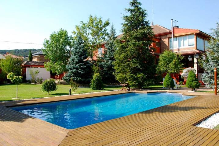 Cama y desayuno para 3 personas, con Terraza y Jardín además de Piscina y Vistas en Becerril de la Sierra