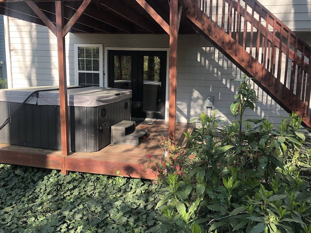 Ganze Wohnung, Luxurious Private Studio Get-away w/ Hot Tub, Koi Pond & Fire Pit! in Acworth, Cobb County