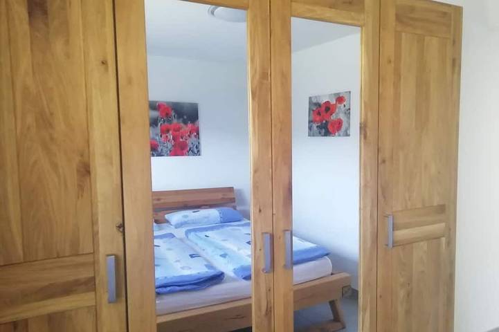 Ganze Wohnung, -Sanierte- Idyllische Ferienwohnung direkt am See mit hauseigenem Badesteg in Leizen, Müritz