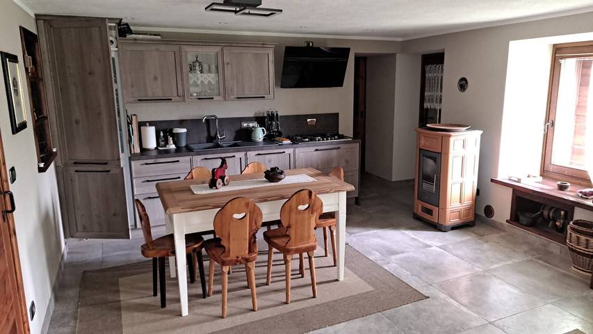 Apartamento entero, Apartamento 'Maison Erica - Ozein' con vistas a la montaña y terraza privada in Ozein, Comune di Aymavilles