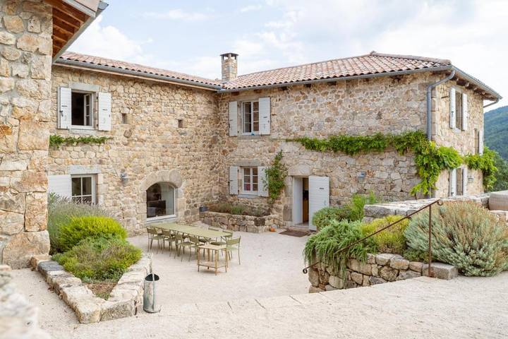 Location de vacances pour 15 personnes, avec vue ainsi que jardin et piscine, animaux acceptés à Désaignes - 3