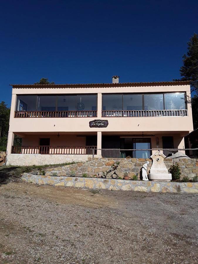 Gîte pour 3 personnes, avec vue ainsi que terrasse et jardin dans Châteauvieux (Var)