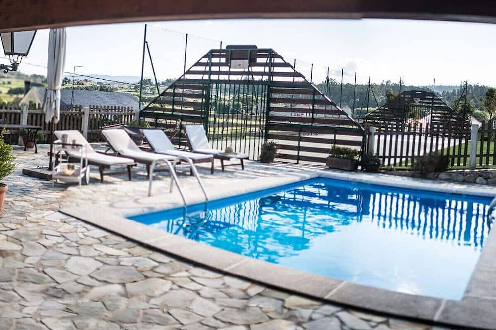 Casa Rural Con Piscina Y Cerca De La Playa in Carballo, Costa de Galicia