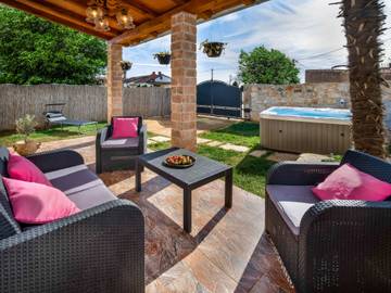 Gîte pour 5 personnes, avec terrasse et jardin, animaux acceptés à Loborika