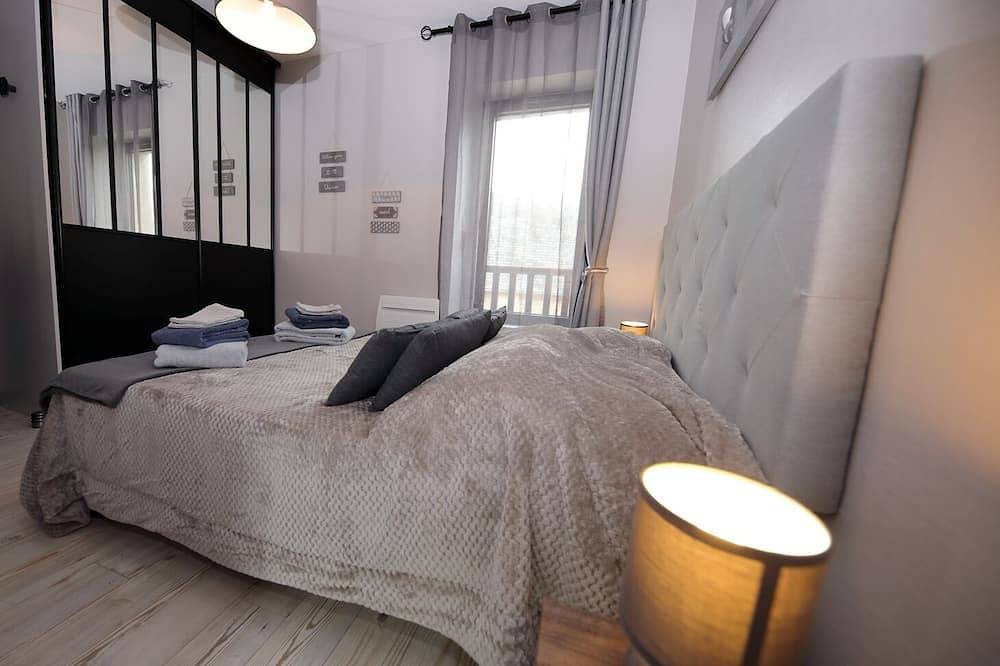 Entire apartment, New in 2018 apartment with sea and harbor views Ww2 Normandy landing beaches in Port-en-Bessin-Huppain, Bayeux region