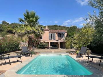 Gîte pour 8 personnes, avec piscine ainsi que balcon et vue à Embres-et-Castelmaure