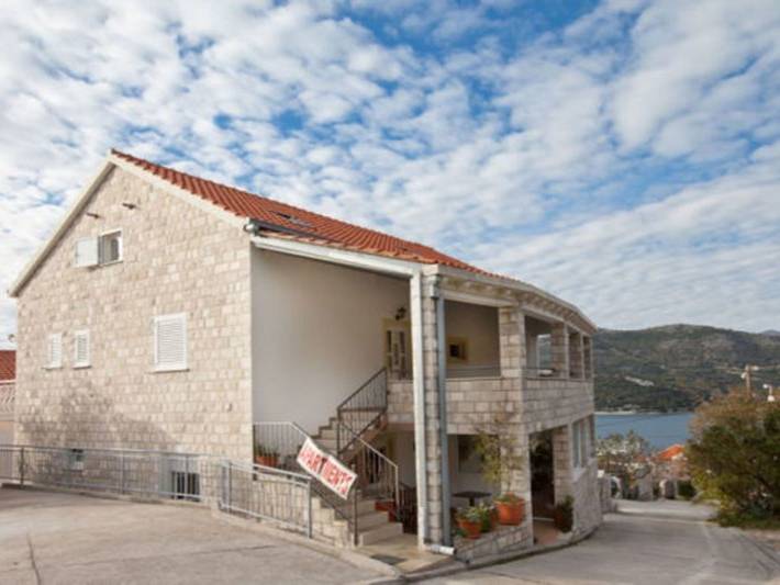 Ganze Wohnung, Mélanie im Erdgeschoss einer Villa in Strandnähe in Zaton, Grad Dubrovnik