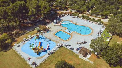 Camping für 6 Personen, mit Ausblick und Kinderpool sowie Pool und Garten in Fazana