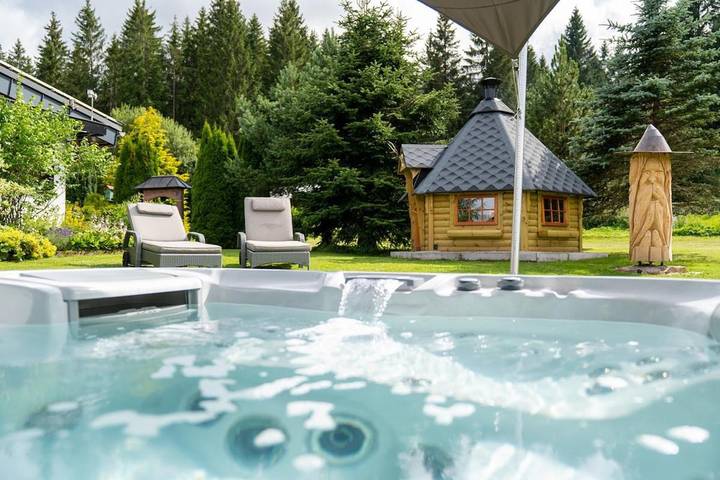 Ferienhaus für 8 Personen, mit Balkon und Whirlpool sowie Terrasse und Garten in Nationalpark Schwarzwald