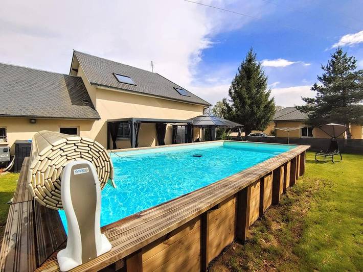 Gîte pour 10 personnes, avec piscine et vue ainsi que terrasse et jardin, animaux acceptés à Canet-de-Salars