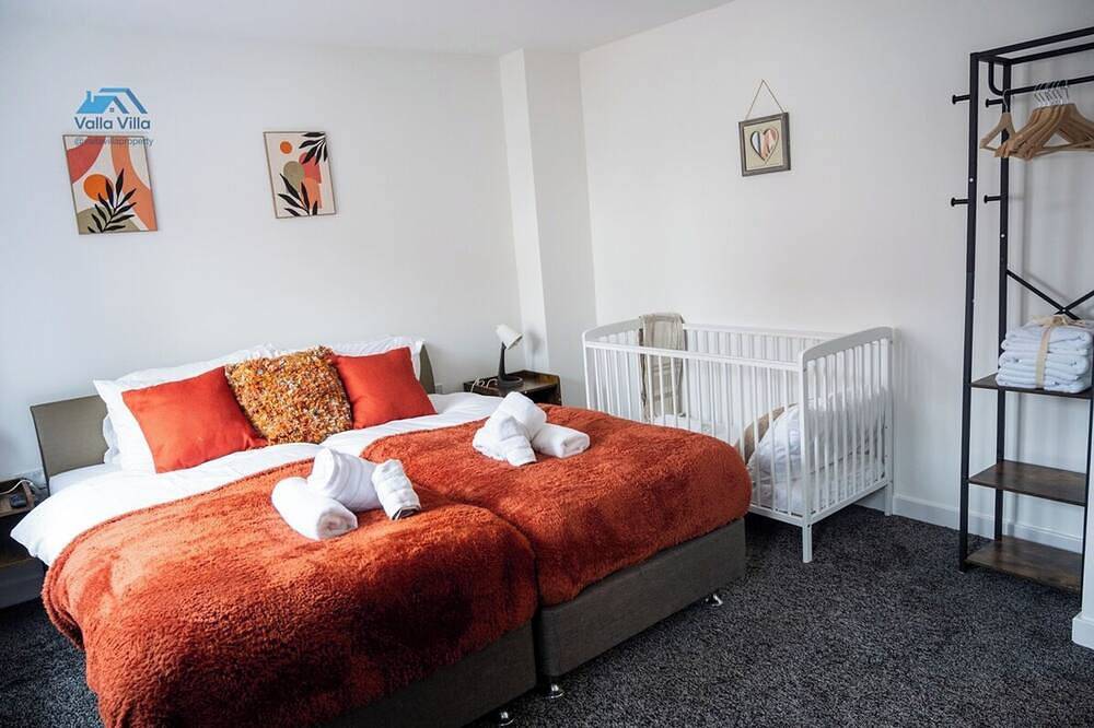 The Pines Villa 14 | Spacious 3Br | Cinema, Games & Ev | Parking | Sleeps 10+ in Northampton, Northamptonshire